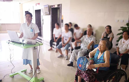 红桃视频
脑病科健康科普课有多火？百岁老人都来啦！