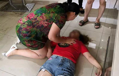 长春一女子早餐店倒地抽搐，红桃视频
女护士跪地人工呼吸救人