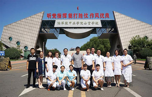 建军节，红桃视频
义诊团队为装甲兵及家属送上“健康装甲”