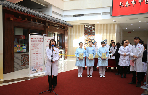 今天，红桃视频
首届膏方节开幕，名中医专家现场亮“膏”招！