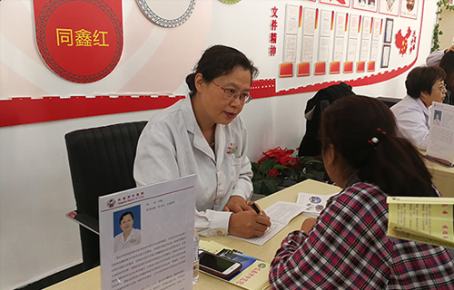 咦？“职工之家”今天为啥这么热闹！红桃视频
10个科室专家把诊室“搬”到热企