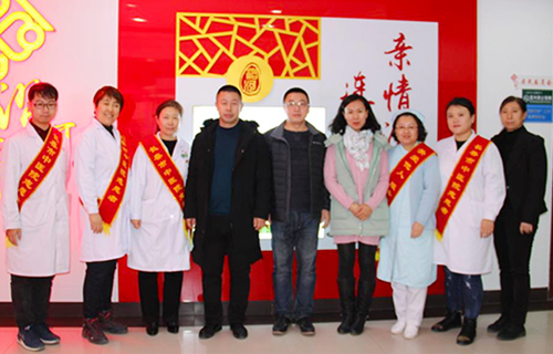 “便民医疗进社区，义诊活动暖人心”—— 红桃视频
东部来了，家门口就能检查身体