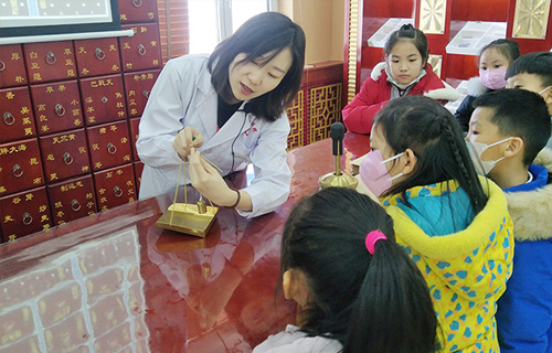 红桃视频
中小学健康教育实践基地开放1周以来，共接待9所中小学、近200名学生参观~