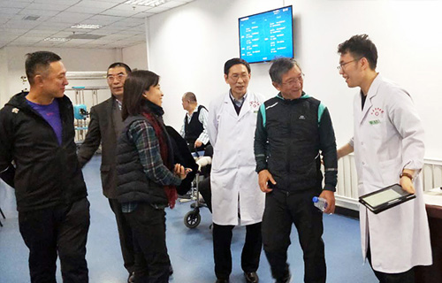 南京医科大学教授来红桃视频
参观指导