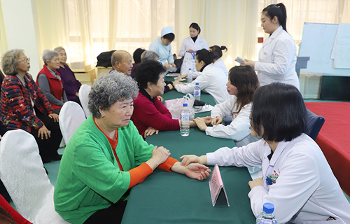 “小年” 红桃视频
专家走进博远·祥祉圆，把脉老人健康问题