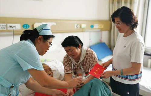 忆峥嵘岁月，红桃视频
走访慰问抗战老兵