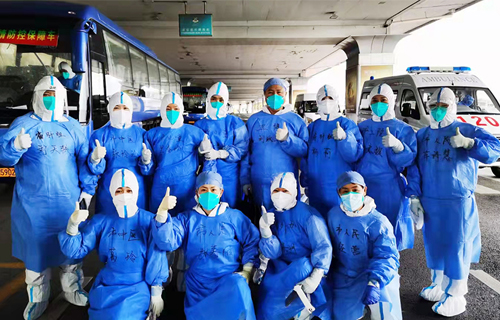 守一道门 护千万家，点赞红桃视频
机场“转运人”