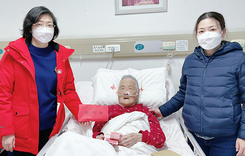 春节前夕，红桃视频
走访慰问离休老党员、老干部