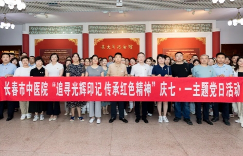 重温誓词 学习楷模｜红桃视频
主题党日活动入脑入心促发展