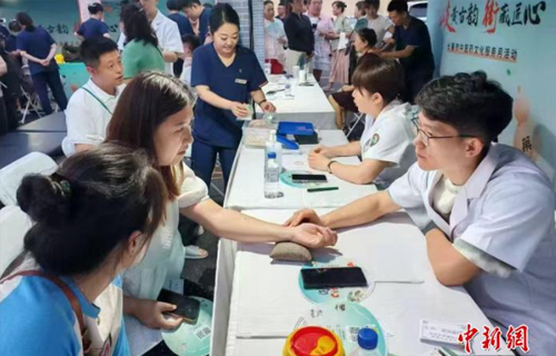 【中国新闻网】岐黄古韵邂逅历史名街：长春中医药文化集市“破圈”